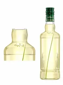 Zarejestrowany źdźbło zielonej trawy umieszczone w butelce firmy CEDC International Sp. z o.o.